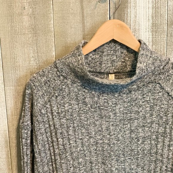 {Free People} High-Low Hem top - Picture 2 of 9